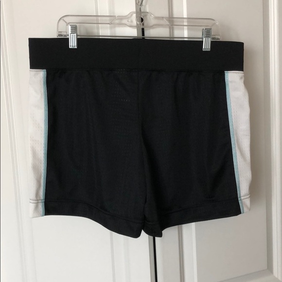 Athletic shorts - Picture 2 of 3